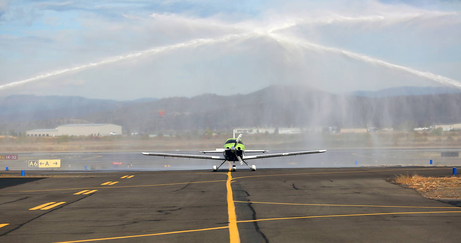 Cessna TTx taxiing through water salute